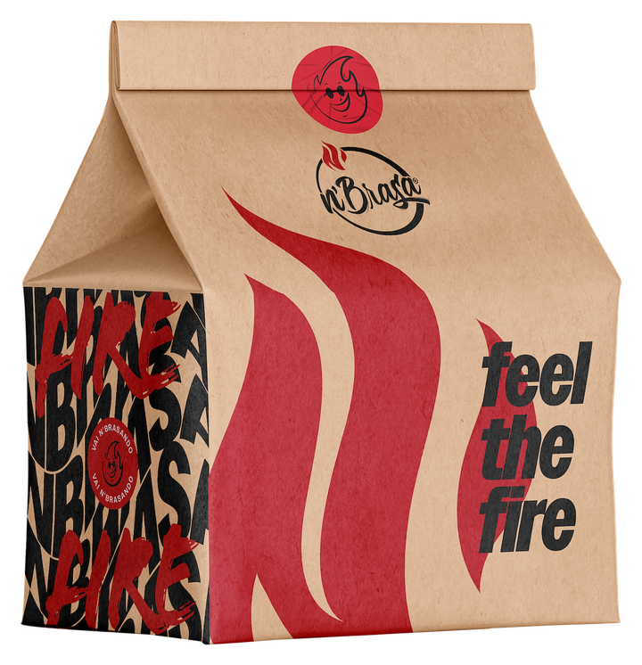 A sacola kraft do N’Brasa, com a chama e o “feel the fire”